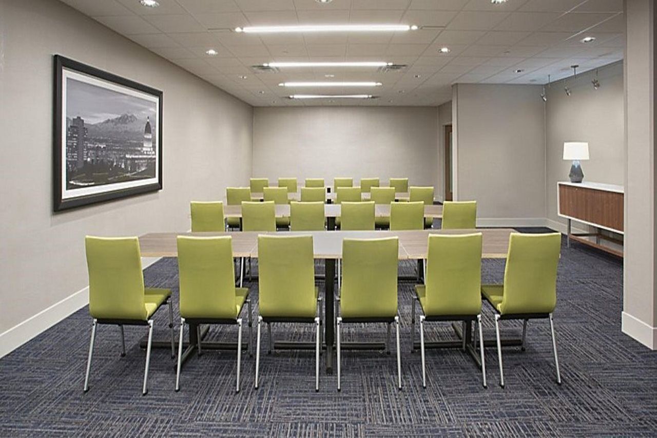 Holiday Inn Express & Suites - Kingfisher, An Ihg Hotel Extérieur photo